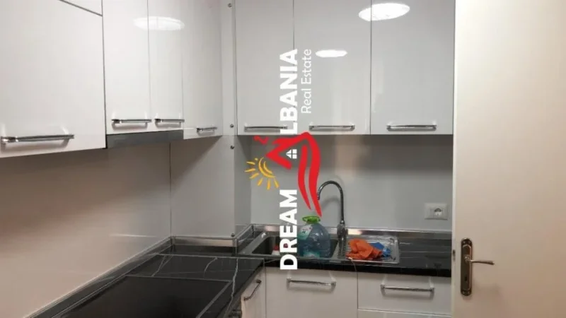Tirane, jepet me qera apartament 1+1 Kati 4, 62 m² 350 € (shkoze)