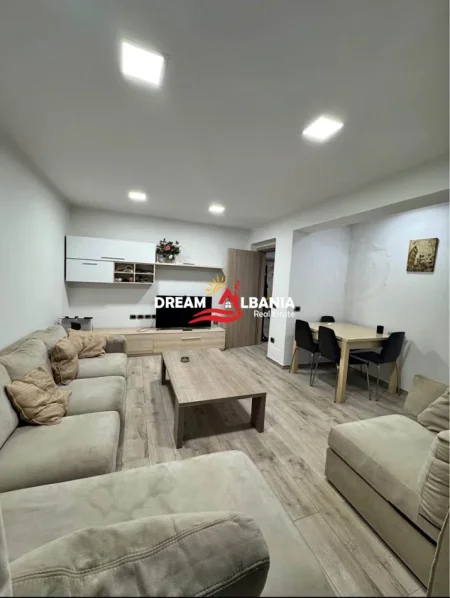 Tirane, jepet me qera apartament 2+1 Kati 4, 85 m² 700 € (qender)