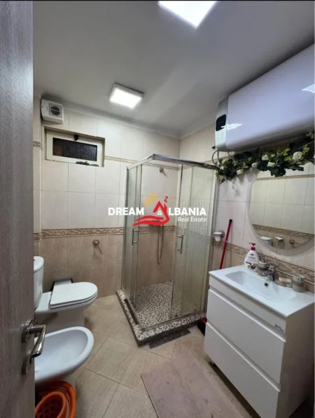 Tirane, jepet me qera apartament 2+1 Kati 4, 85 m² 700 € (qender)