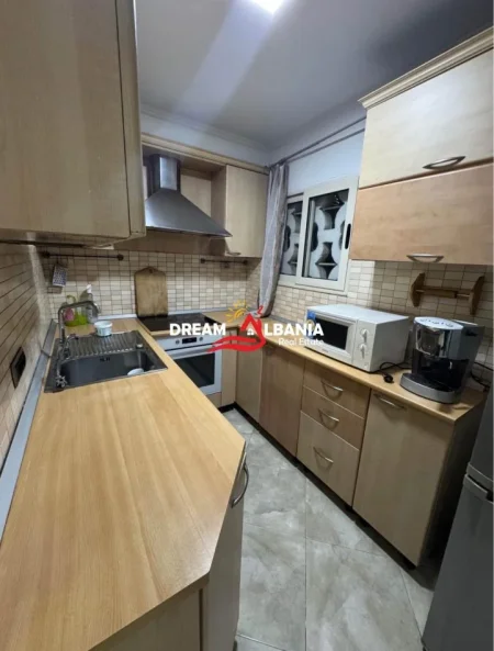 Tirane, jepet me qera apartament 2+1 Kati 4, 85 m² 700 € (qender)