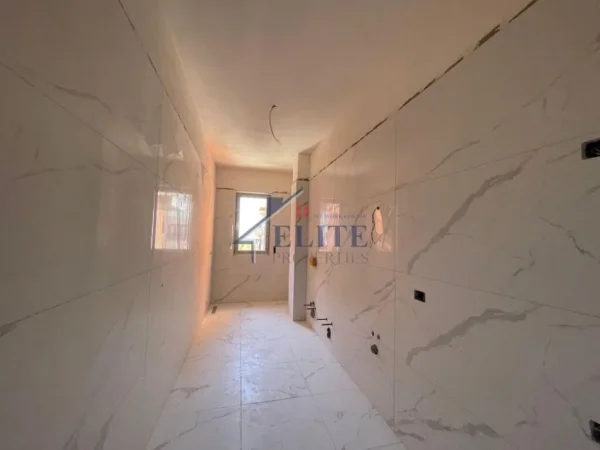 Tirane, shitet apartament 2+1+Ballkon Kati 3, 121 m² 88.038 € (Kamez)