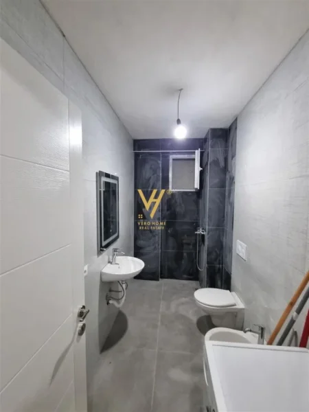 Tirane, jepet me qera apartament 2+1+Ballkon Kati 1, 110 m² 650 € (ALI DEMI)