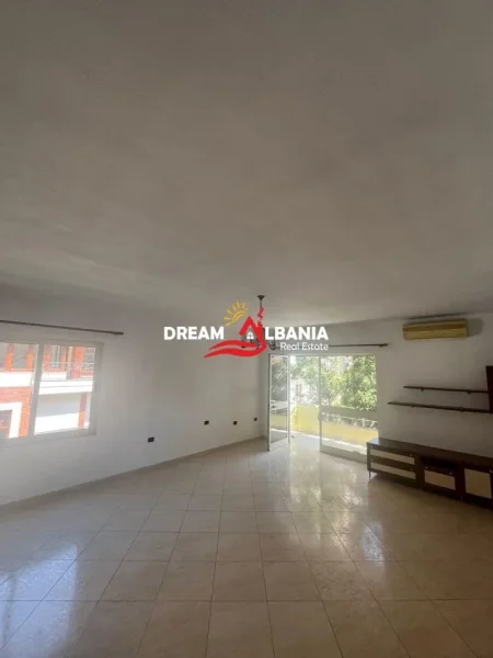 Tirane, jepet me qera apartament 3+1 Kati 3, 135 m² 1.000 € (Komuna Parisit)