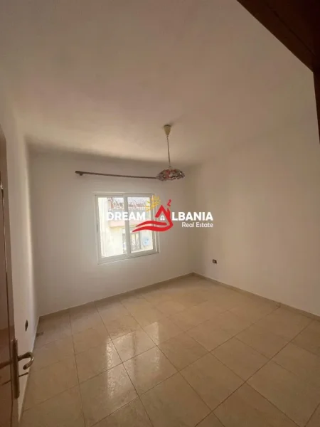Tirane, jepet me qera apartament 3+1 Kati 3, 135 m² 1.000 € (Komuna Parisit)