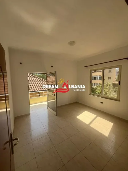 Tirane, jepet me qera apartament 3+1 Kati 3, 135 m² 1.000 € (Komuna Parisit)