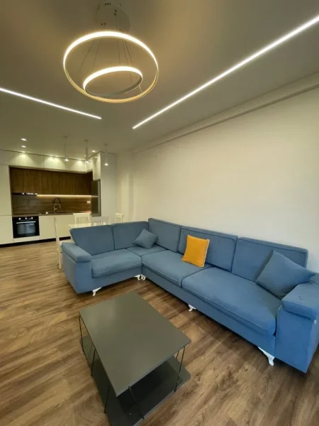 Tirane, jepet me qera apartament 2+1+Ballkon Kati 4, 80 m² 600 € (5 Maji)