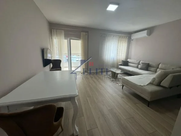Tirane, jepet me qera apartament 2+1+Ballkon Kati 4, 100 m² 500 € (Fresku)