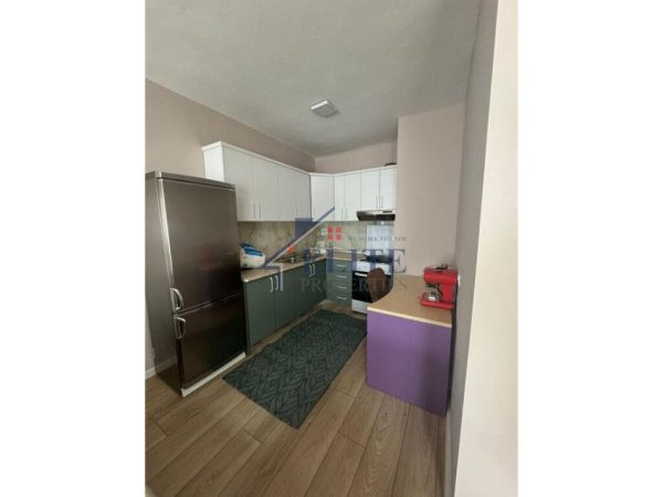 Tirane, jepet me qera apartament 2+1+Ballkon Kati 4, 100 m² 500 € (Fresku)