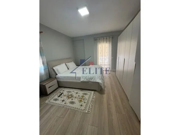 Tirane, jepet me qera apartament 2+1+Ballkon Kati 4, 100 m² 500 € (Fresku)