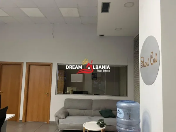 Tirane, jepet me qera ambjent biznesi Kati 2, 110 m² 1.400 € (komuna parisit)