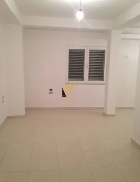 Tirane, jepet me qera ambjent biznesi Kati 2, 120 m² 550 € (OXHAKU)