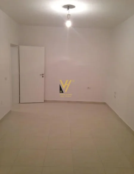 Tirane, jepet me qera ambjent biznesi Kati 2, 120 m² 550 € (OXHAKU)