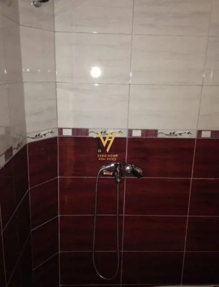 Tirane, jepet me qera ambjent biznesi Kati 2, 120 m² 550 € (OXHAKU)