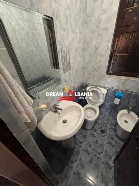 Tirane, jepet me qera apartament 2+1 Kati 2, 120 m² 450 € (laprake)