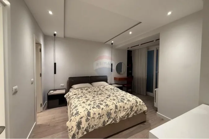 Tirane, jepet me qera apartament 2+1 Kati 3, 104 m² 1.200 € (Libri Universitar)