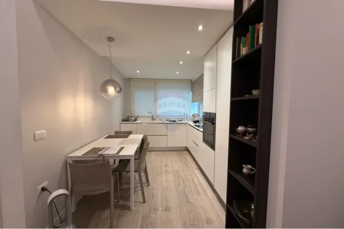 Tirane, jepet me qera apartament 2+1 Kati 3, 104 m² 1.200 € (Libri Universitar)