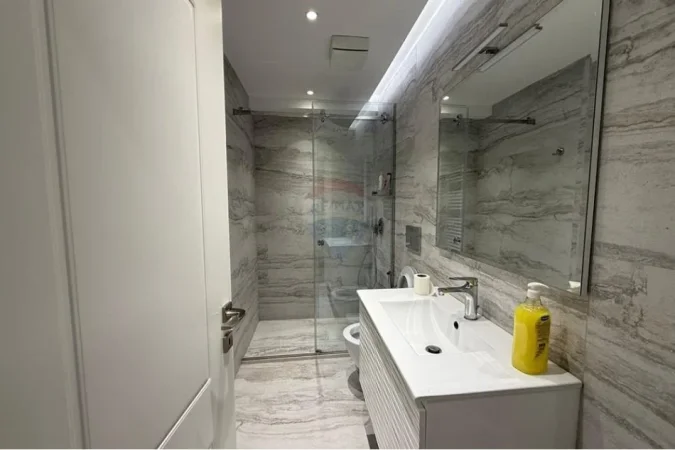 Tirane, jepet me qera apartament 2+1 Kati 3, 104 m² 1.200 € (Libri Universitar)