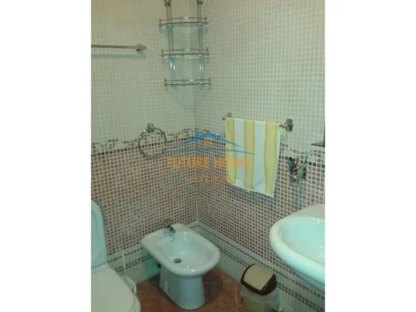 Tirane, jepet me qera zyre Kati 7, 110 m² 1.000 € (Kullat Binjake)