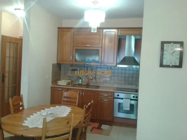 Tirane, jepet me qera zyre Kati 7, 110 m² 1.000 € (Kullat Binjake)