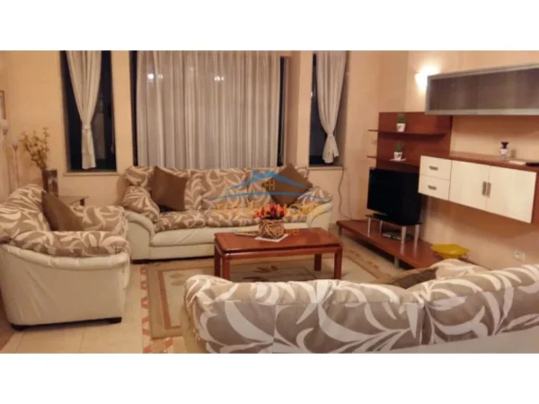 Tirane, jepet me qera zyre Kati 7, 110 m² 1.000 € (Kullat Binjake)