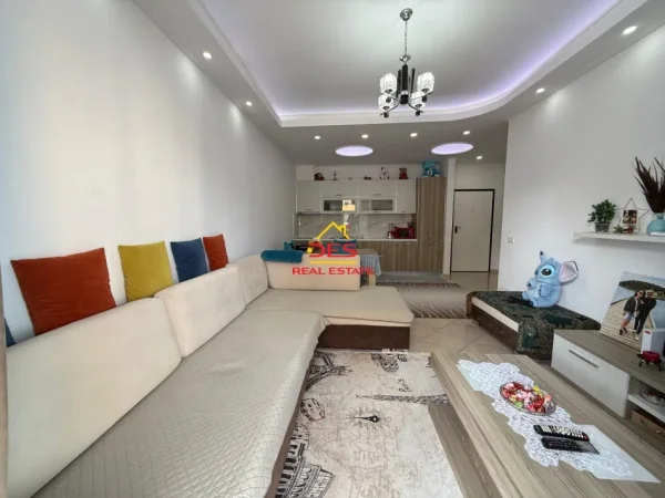 Vlore, shitet apartament 1+1+Ballkon Kati 7, 71 m² 120.000 € (Rruga Çajupi)