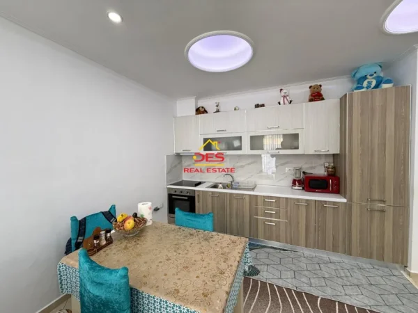 Vlore, shitet apartament 1+1+Ballkon Kati 7, 71 m² 120.000 € (Rruga Çajupi)