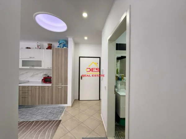 Vlore, shitet apartament 1+1+Ballkon Kati 7, 71 m² 120.000 € (Rruga Çajupi)