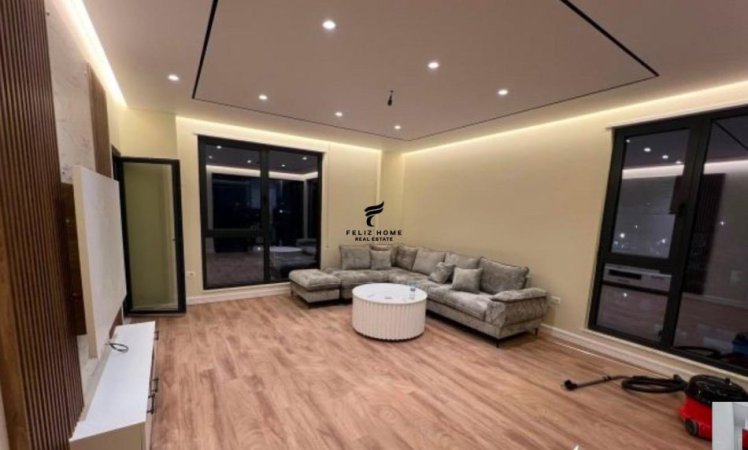 Tirane, jepet me qera apartament 3+1 Kati 7, 90 m² 1.000 € (PORCELAN)