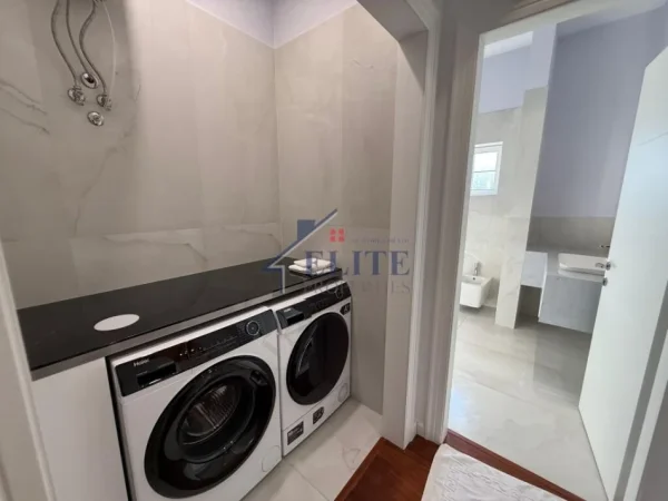Tirane, jepet me qera apartament 2+1+Ballkon Kati 4, 120 m² 900 € (Selite)