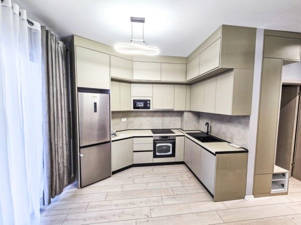 Tirane, jepet me qera apartament 1+1+Ballkon Kati 3, 70 m² 610 € (fusha e aviacionit)