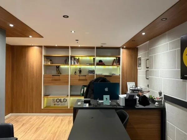 Tirane, jepet me qera ambjent biznesi Kati 0, 52 m² 1.000 € (KOMUNA E PARISIT)