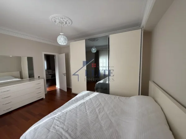 Tirane, jepet me qera apartament 2+1+Ballkon Kati 3, 110 m² 800 € (Selite)