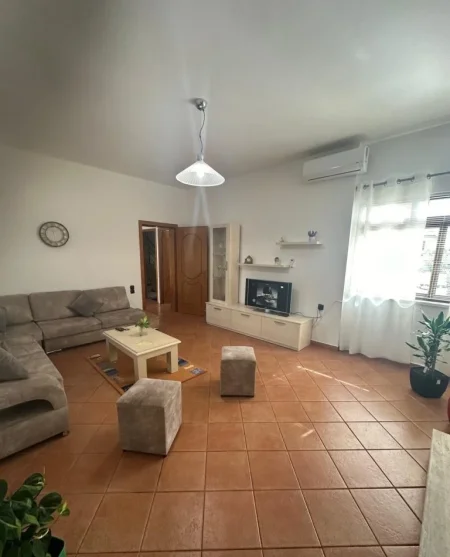 Tirane, jepet me qera shtepi 2+1+Ballkon Kati 1, 100 m² 500 € (rruga Dhimiter Kamarda)