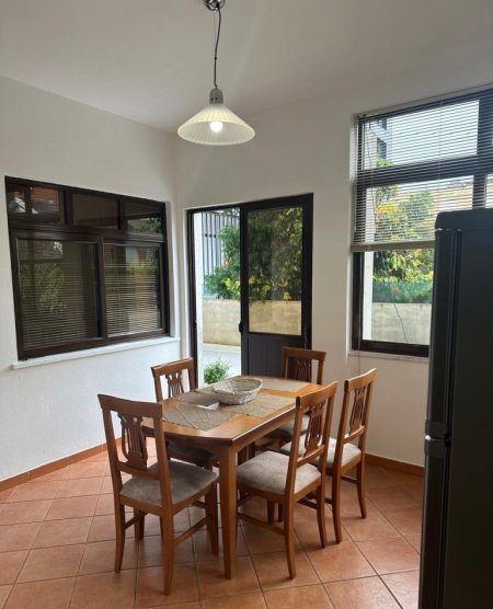 Tirane, jepet me qera shtepi 2+1+Ballkon Kati 1, 100 m² 500 € (rruga Dhimiter Kamarda)