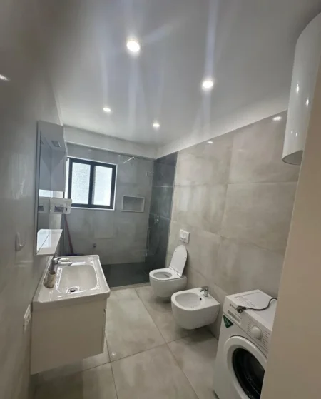 Tirane, jepet me qera shtepi 2+1+Ballkon Kati 1, 100 m² 500 € (rruga Dhimiter Kamarda)
