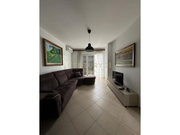 Tirane, jepet me qera apartament 1+1 Kati 7, 64 m² 550 € (KOMPLEKSI KONTAKT)