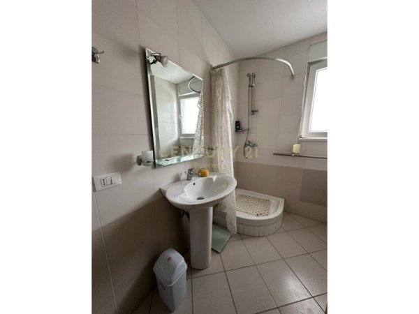 Tirane, jepet me qera apartament 1+1 Kati 7, 64 m² 550 € (KOMPLEKSI KONTAKT)
