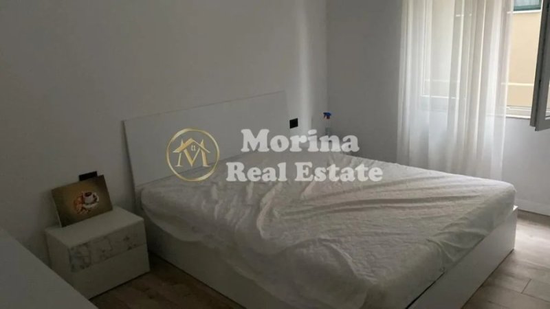 Tirane, ndarje qeraje me vajze shtepi 1+1 Kati 2, 76 m² 160 € (Porcelan)