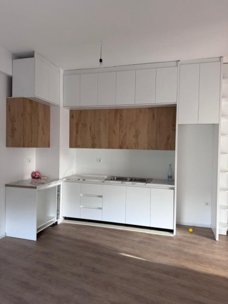 Tirane, jepet me qera apartament 2+1+Ballkon Kati 7, 80 m² 380 € (Ali Dem)