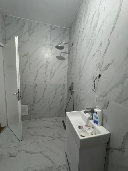 Tirane, jepet me qera apartament 2+1+Ballkon Kati 7, 80 m² 380 € (Ali Dem)