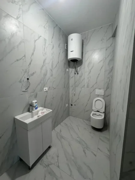Tirane, jepet me qera apartament 2+1+Ballkon Kati 7, 80 m² 380 € (Ali Dem)