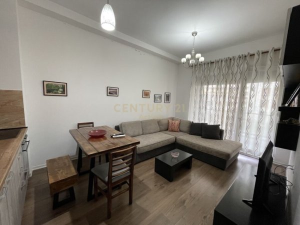 Tirane, jepet me qera apartament 1+1 Kati 1, 52 m² 500 € (21 dhjetori)