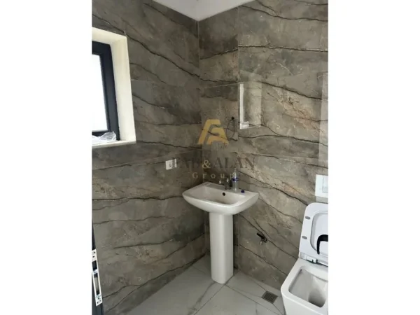 Tirane, jepet me qera ambjent biznesi Kati 1, 82 m² 500 € (Kamez)