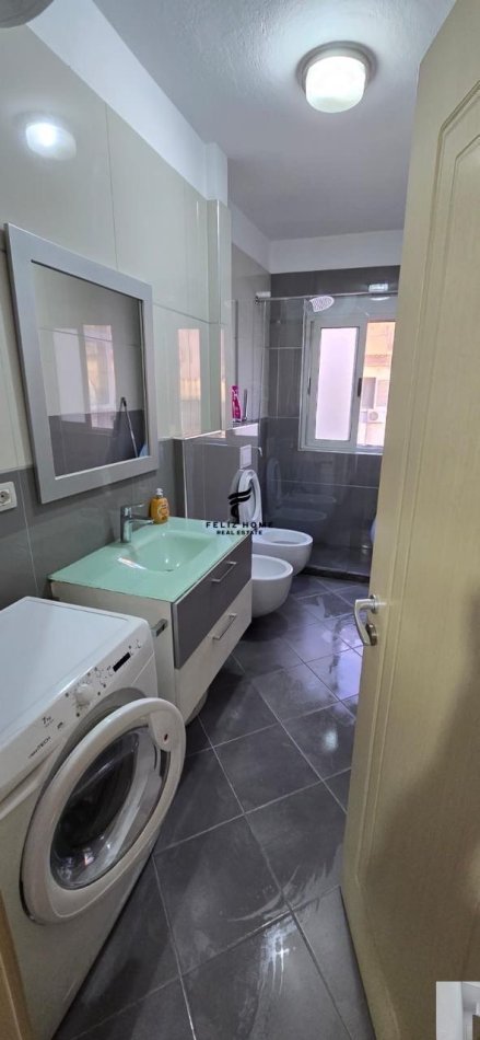 Tirane, jepet me qera apartament 1+1+Ballkon Kati 4, 62 m² 600 € (RRUGA E DURRSIT)