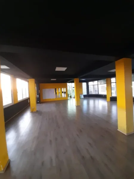 Durres, jepet me qera ambjent biznesi Kati 3, 300 m² 800 € (Adria ,Durres)