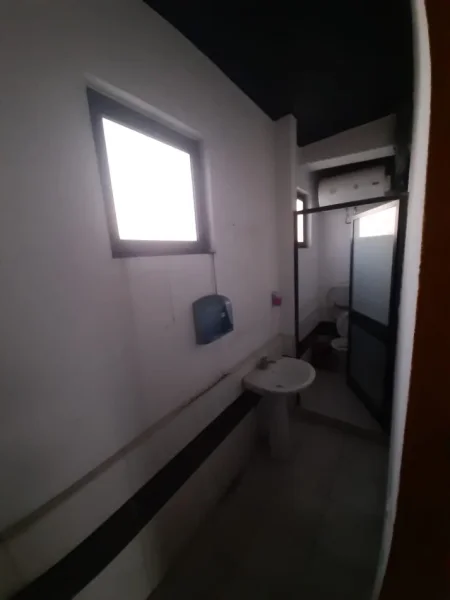 Durres, jepet me qera ambjent biznesi Kati 3, 300 m² 800 € (Adria ,Durres)