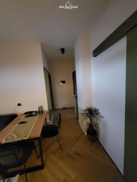 Tirane, jepet me qera apartament 1+1+Ballkon Kati 8, 65 m² 500 € (ISH TREGU ELEKTRIK)