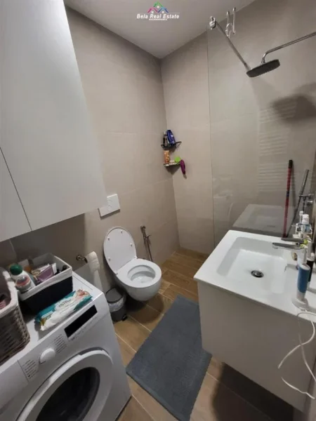 Tirane, jepet me qera apartament 1+1+Ballkon Kati 8, 65 m² 500 € (ISH TREGU ELEKTRIK)