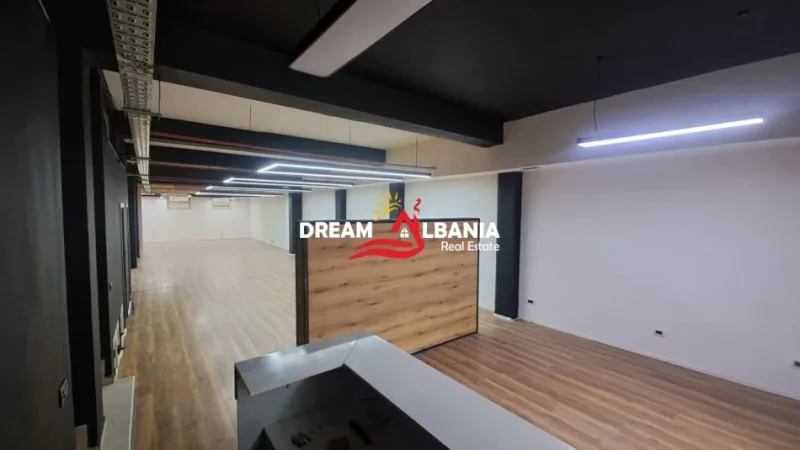 Tirane, jepet me qera zyre Kati 1, 300 m² 2.500 € (21 dhjetori)