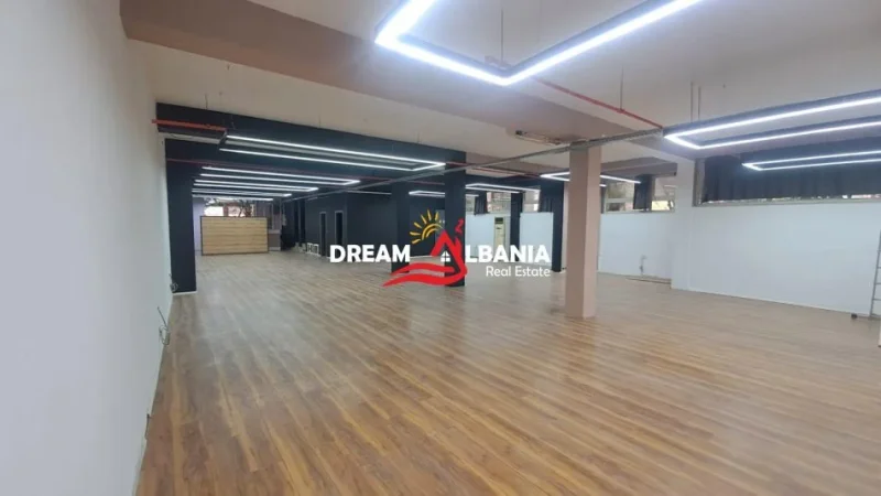 Tirane, jepet me qera zyre Kati 1, 300 m² 2.500 € (21 dhjetori)